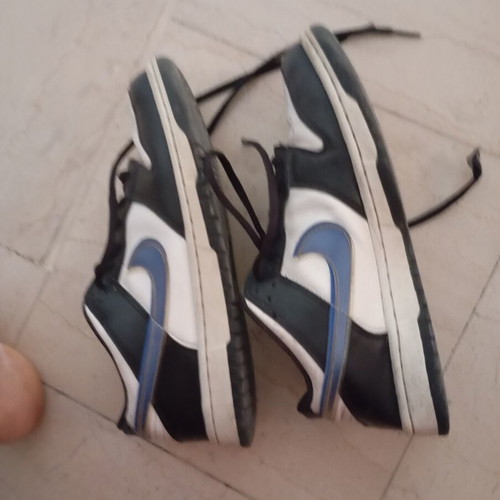 Nike athletic shoes size 39, black and white