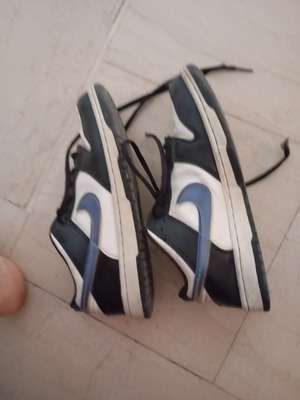 Nike athletic shoes size 39, black and white