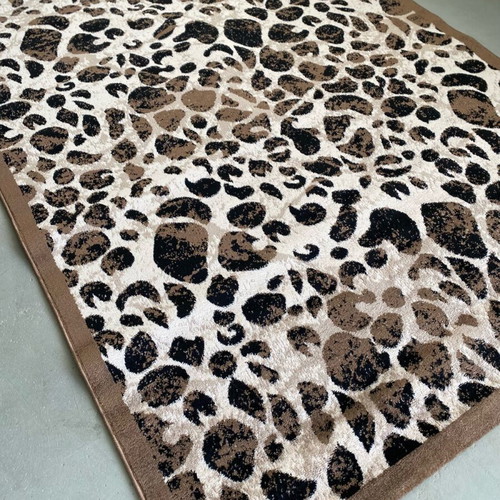 Large animal print rug 230x160 like new