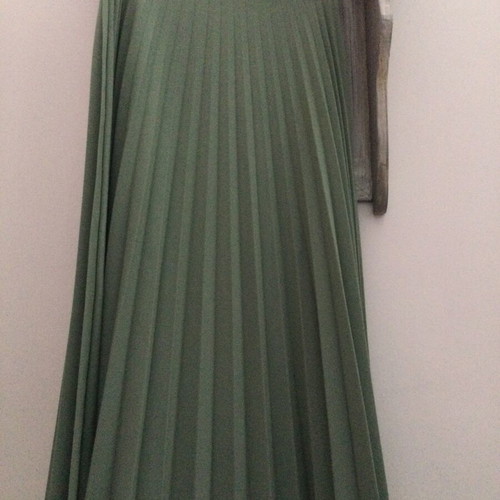 Stradivarius pleated midi skirt green like new, size L