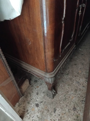 Μπουφές μεταχειρισμένος, ξυλόγλυπτος καρυδιάς με λεοντόποδαρα, 2,10×0,60×1 μ.