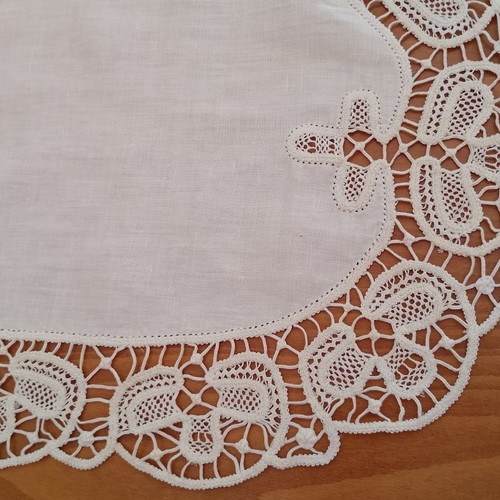 Handmade lace linen runner like new, 85x38 cm