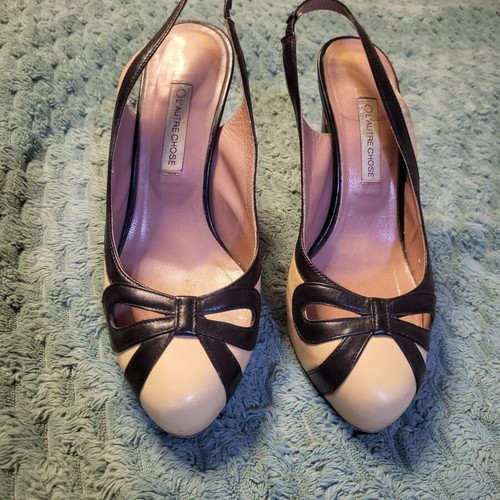 L'autre Chose leather pumps used with thick high heel, beige bow design