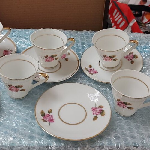 Vintage coffee cups set with 5 cups and 5 saucers, like new, one broken