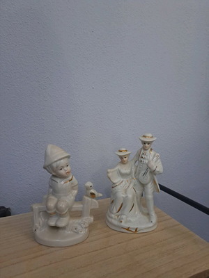 Vintage porcelain figurines set of 2 with gold trim like new