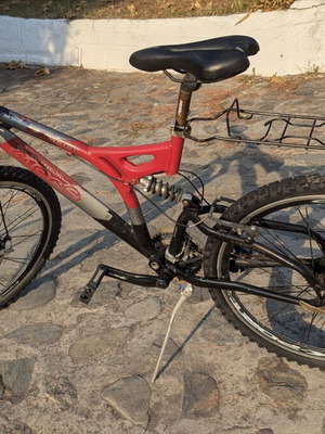 Men's bicycle with V-brakes and adjustable suspension, red