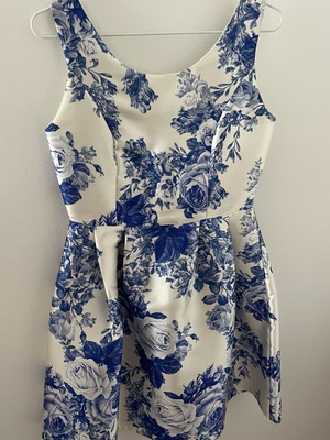 Milkwhite floral dress like new with zipper and belt