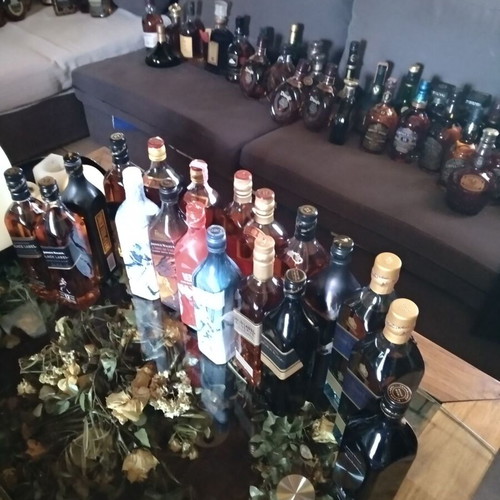 Whisky new, about 30 bottles Black Label, Chivas Regal, Dimple