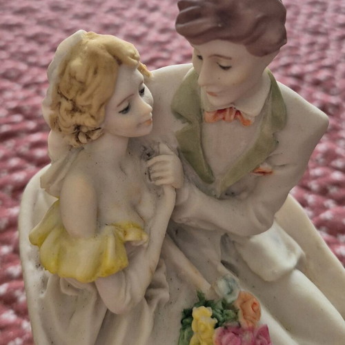 Figurine depicting a newlywed couple used