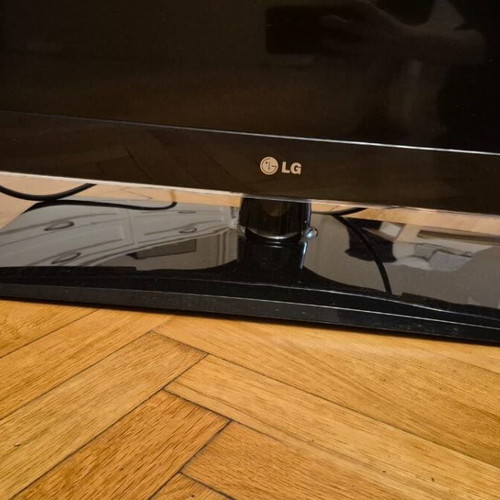 LG 42lv4500 Full HD TV with Google Chromecast gift like new