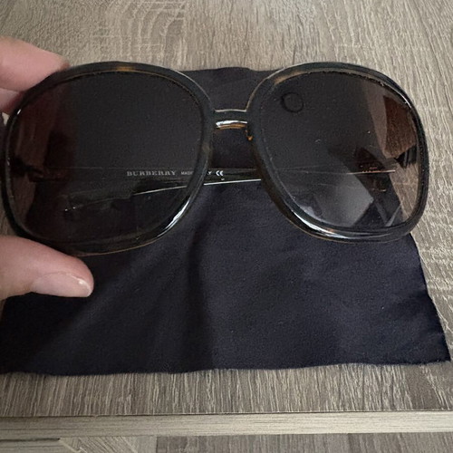 Burberry sunglasses like new, brown with case and cloth