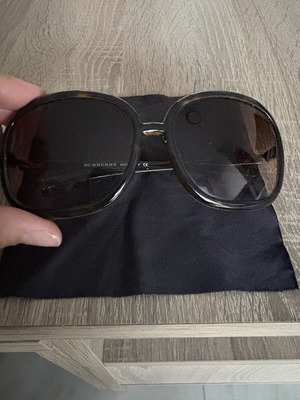 Burberry sunglasses like new, brown with case and cloth
