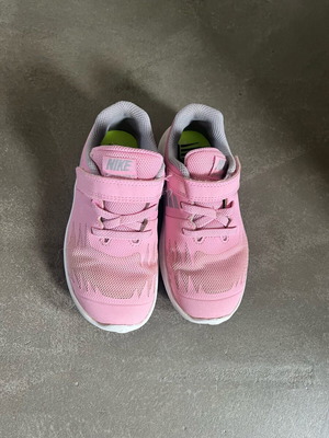 Παιδικά αθλητικά παπούτσια Nike νούμερο 27 ροζ σαν καινούργια