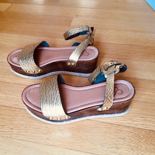 Feng Shoe women's platform sandal gold like new, size 38