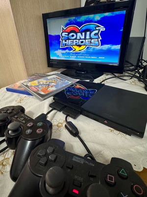PlayStation 2 slim σαν καινούργιο με 2 χειριστήρια, 1 παιχνίδι και memory card