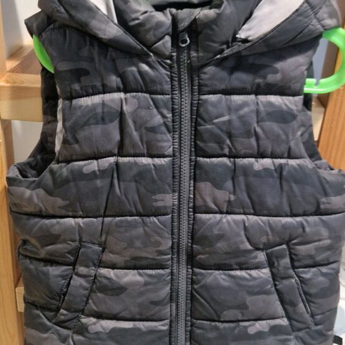 Benetton sleeveless jacket like new, thick and warm, for 4-5 years old