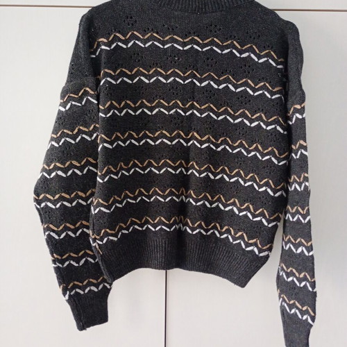 Knitted sweater size medium like new, multicolor