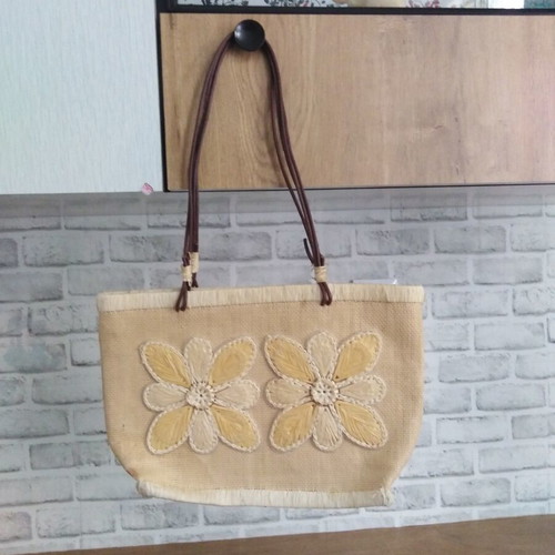 Straw Shoulder Bag with Embroidered Flowers like new, beige