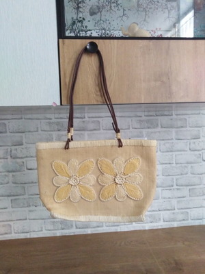 Straw Shoulder Bag with Embroidered Flowers like new, beige