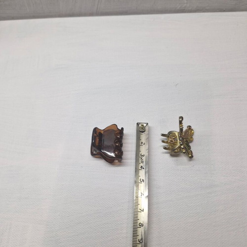 Small hair clips set of 2 like new