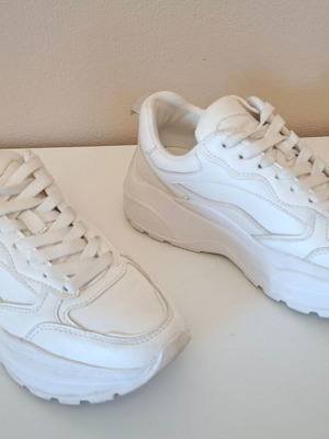 Sneakers γυναικεία αθλητικά παπούτσια νούμερο 38 άσπρα σαν καινούργια