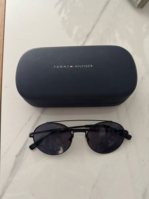 Tommy Hilfiger sunglasses black like new