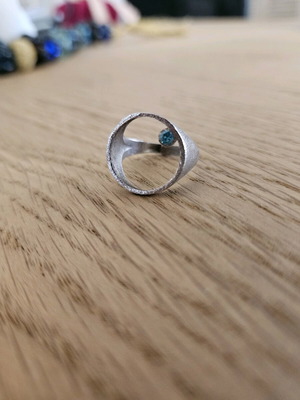 Silver 925 ring with zircon stone like new