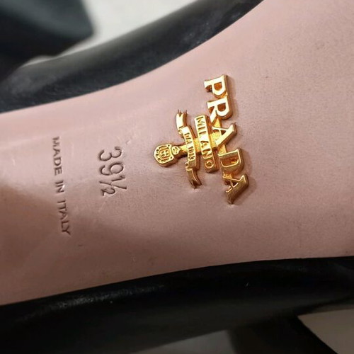Prada black leather pumps size 39.5 like new