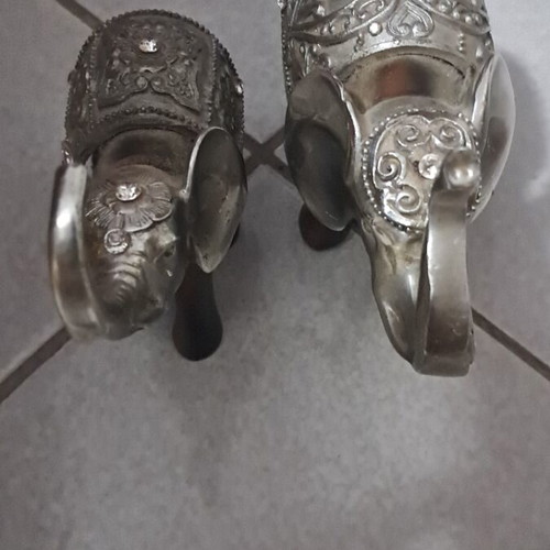 Decorative elephant figurines like new, set of two