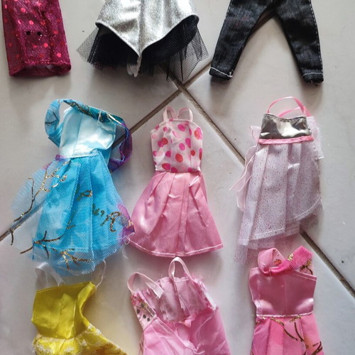 Barbie dresses and accessories like new