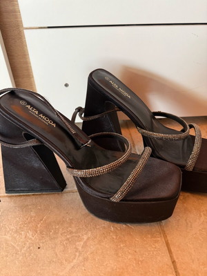 Women's black platform sandals like new, size 39