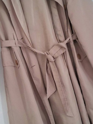 New Look beige spring trench coat like new with unique shoulder designs