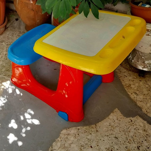Children's desk used, no damage