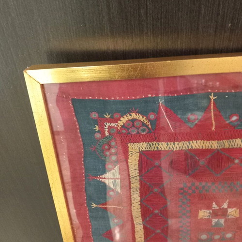 Handmade wall rug in frame like new, 91x91