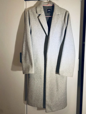 Zara coat with lapel and pockets, like new, gray