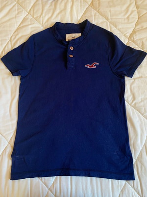 Hollister men's teen T-shirt with buttons size S like new, dark blue