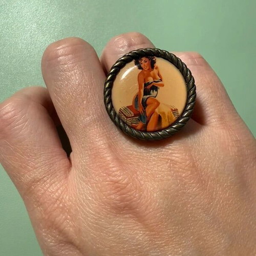 Pin-up girl ring like new, gold and multicolor
