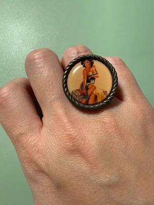 Pin-up girl ring like new, gold and multicolor