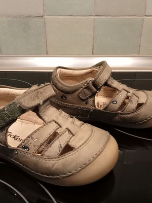 Δερμάτινα παπούτσια Kickers First Steps νούμερο 22 σαν καινούργια, χακί με ζέβρες