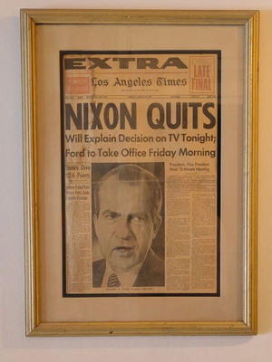 Nixon κάδρο μεταχειρισμένο με εφημερίδα 1975, βελούδινο φόντο