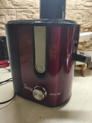 Izzy Spicy Red Juicer like new