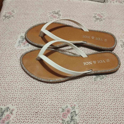 White Voi & Noi flip-flops like new with rhinestones, size 38