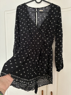 Hollister Black Floral Long Sleeve Romper Y2K Boho Chic XS like new