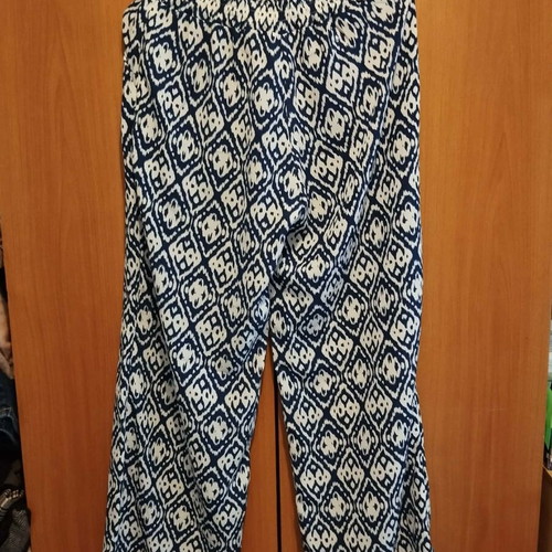 Queen of Hearts pants with blue black print like new, size M