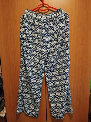 Queen of Hearts pants with blue black print like new, size M