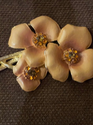 Vintage brooch like new, gold color