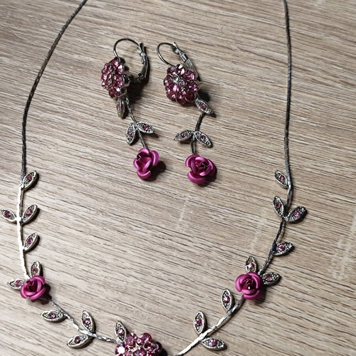 Faux bijoux necklace and earrings set used, flower rose design