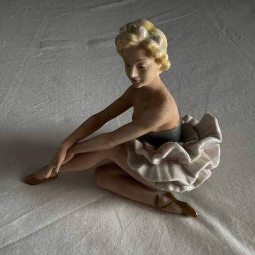 Wallendorfen porcelain ballerina figurine used, hand-painted details