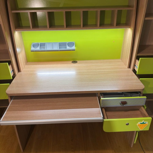 Cilek Youth Room Set like new with 2 bookshelves, desk and bed