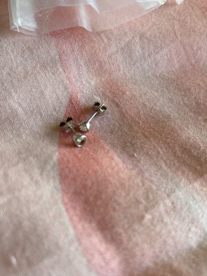 White gold earrings 4g like new